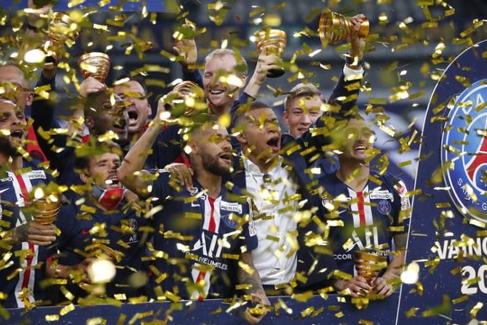 Die Spieler von Paris Saint-Germain feiern ihren Sieg über Olympique Lyon im Finale des Ligapokals.