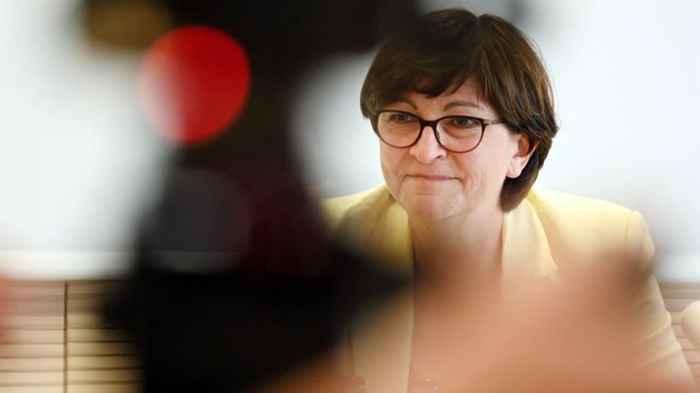 Die SPD-Parteivorsitzende Saskia Esken fordert angesichts steigender Infektionszahlen eine deutliche Ausweitung der Corona-Tests in Deutschland.