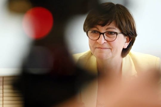 Die SPD-Parteivorsitzende Saskia Esken fordert angesichts steigender Infektionszahlen eine deutliche Ausweitung der Corona-Tests in Deutschland.