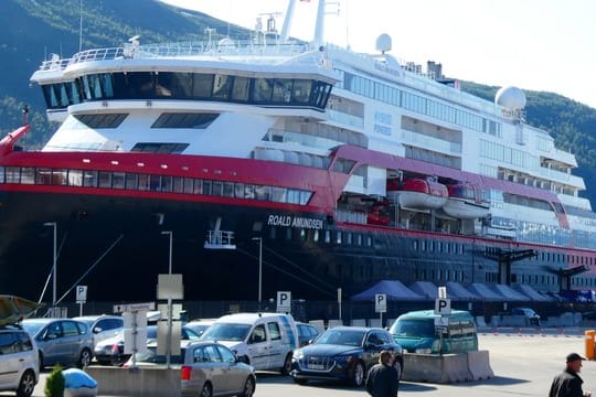 Auf der MS Roald Amundsen, die die Hurtigruten bereist, ist die Zahl der infizierten Crew-Mitglieder auf 33 gestiegen.