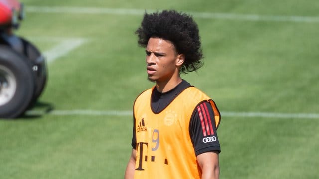 Leroy Sane nimmt an einer Trainingseinheit teil