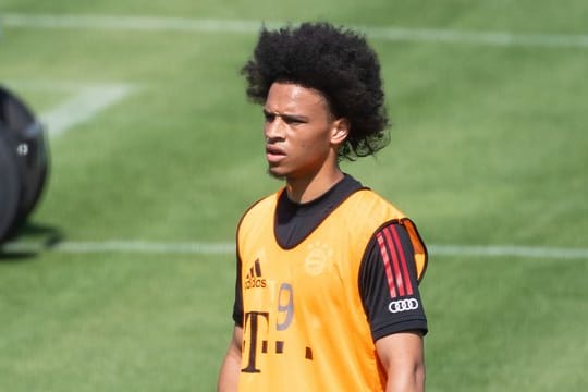 Leroy Sane nimmt an einer Trainingseinheit teil