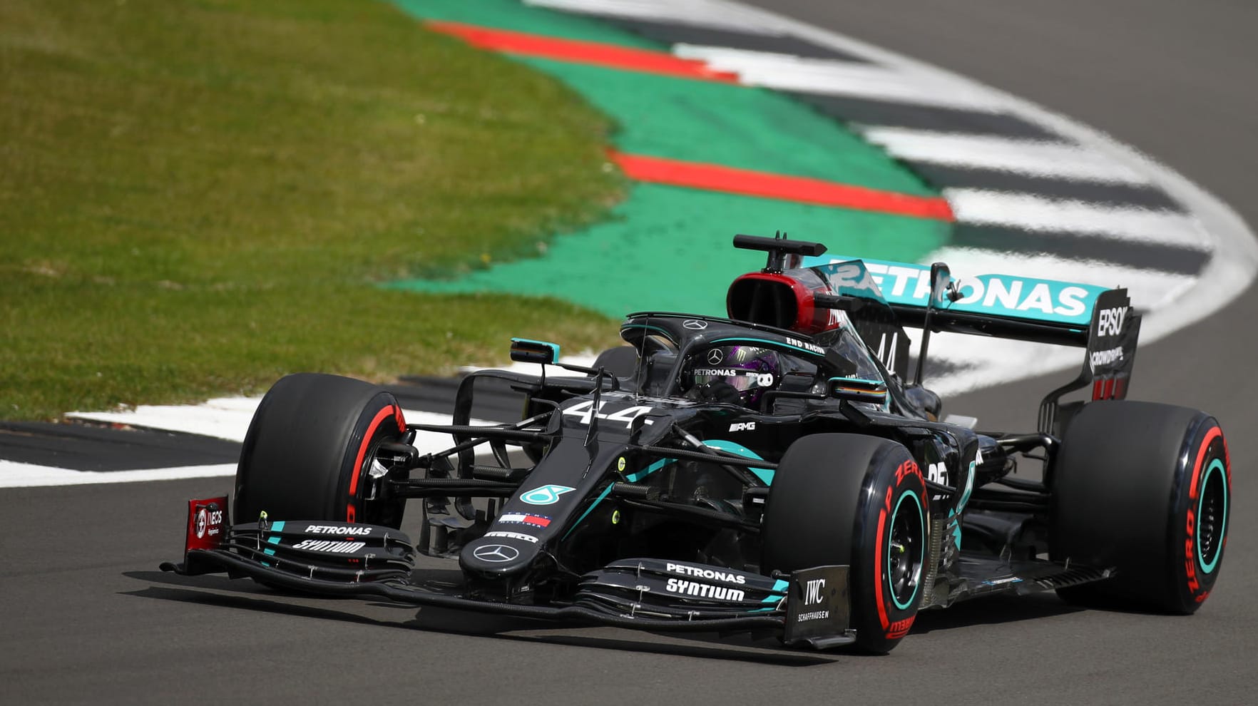 3. Training in Silverstone: Lewis Hamilton vom Team Mercedes steuert sein Rennauto auf der Rennstrecke um eine Kurve.