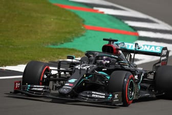 3. Training in Silverstone: Lewis Hamilton vom Team Mercedes steuert sein Rennauto auf der Rennstrecke um eine Kurve.