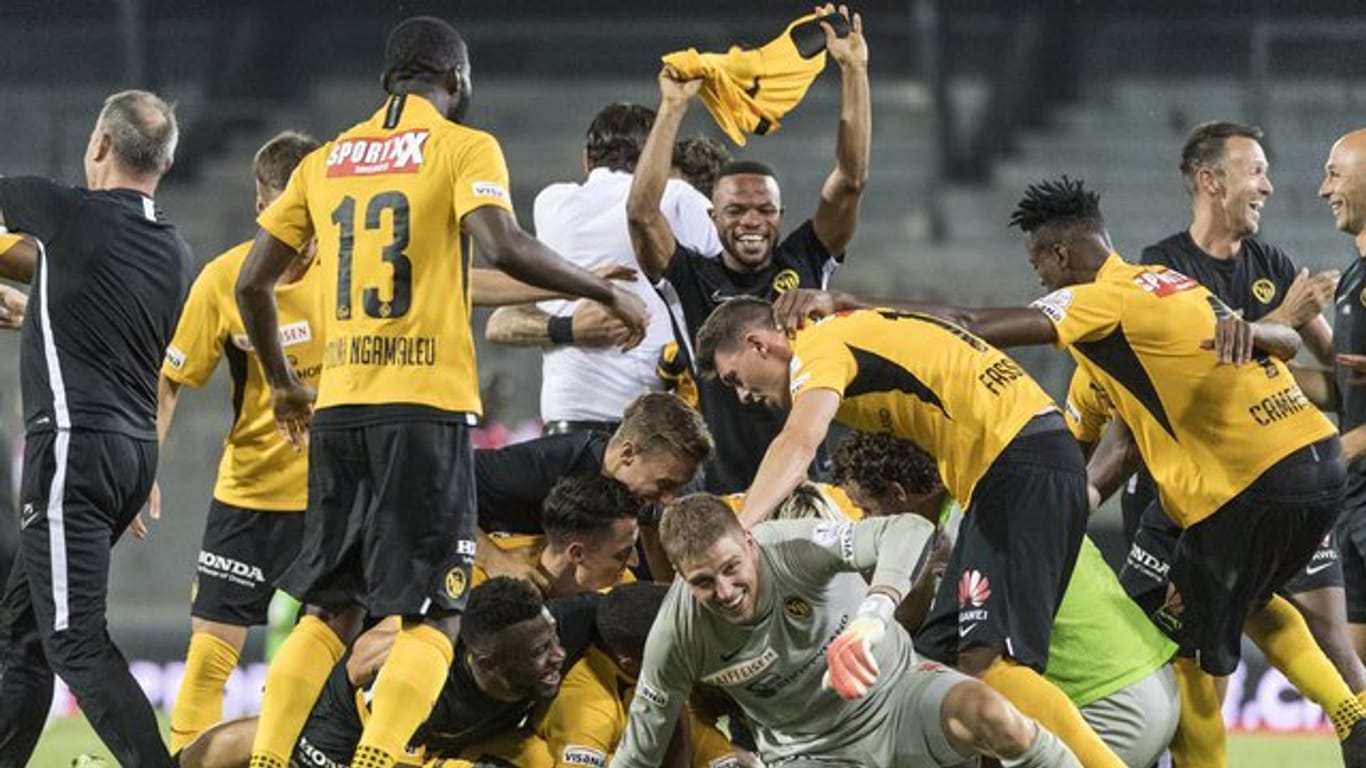 Die Spieler von Young Boys Bern feiern ihren dritten Titel hintereinander in der Fußball-Meisterschaft der Schweiz.