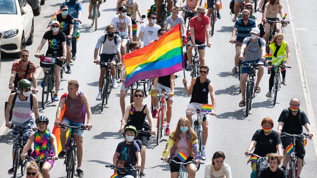 Flagge zeigen: die CSD-Fahrraddemo in Hamburg.