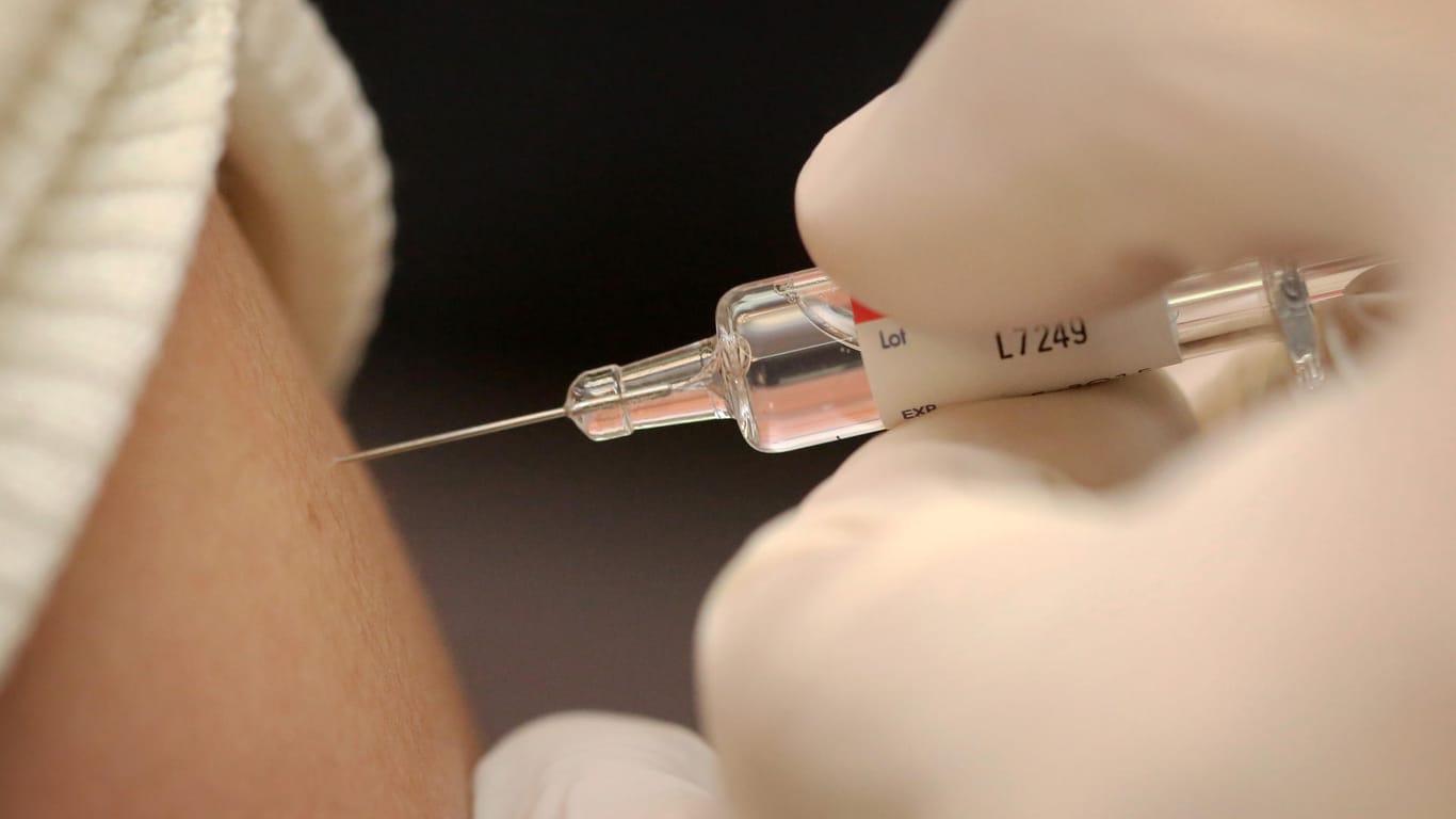 Grippeimpfung: Die Ständige Impfkommission empfiehlt aktuell, dass sich hauptsächlich Risikogruppen gegen Grippe impfen lassen sollen.