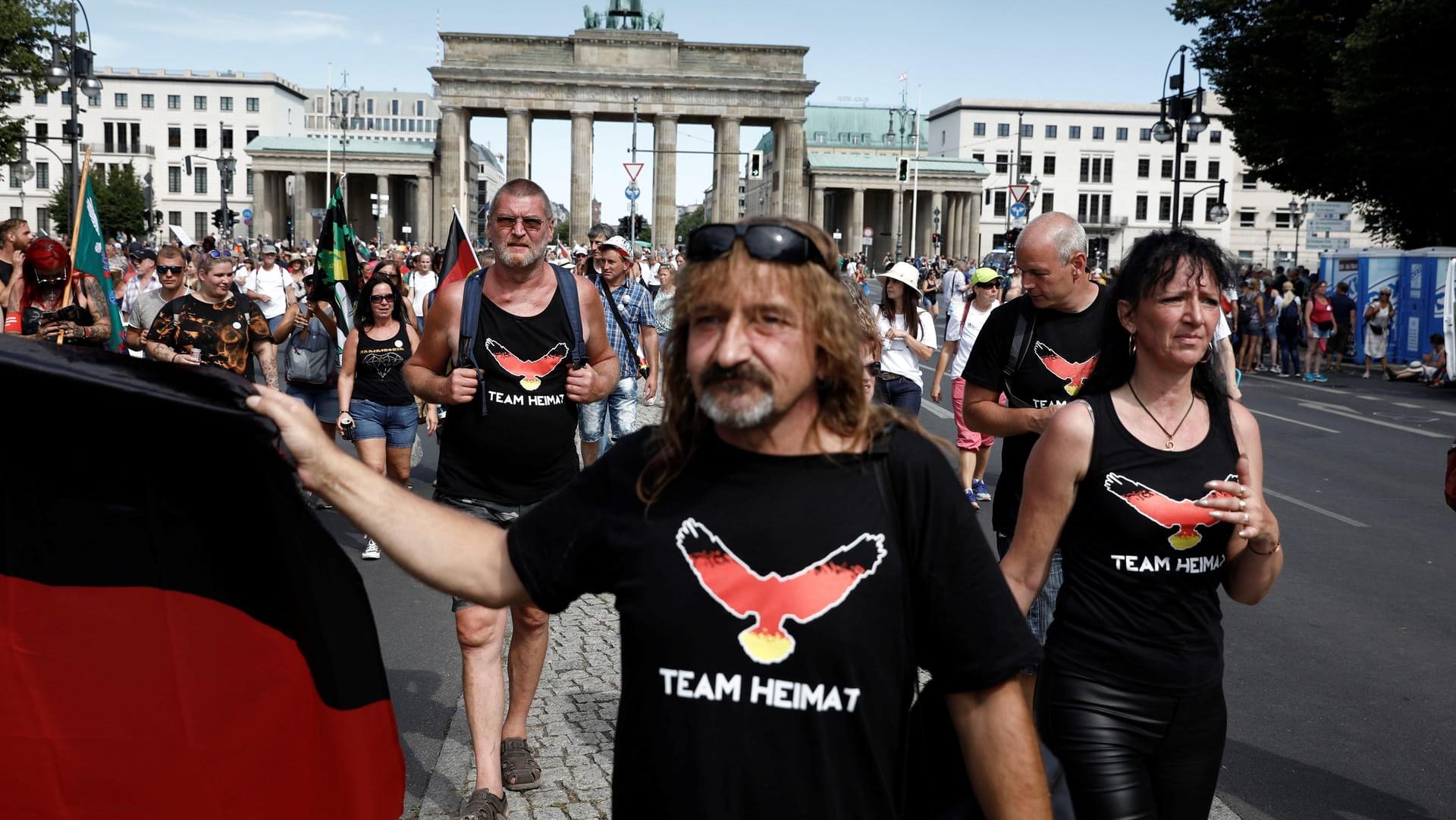 "Team Heimat": Viele Demonstrationsteilnehmer geben sich als Patrioten zu erkennen, einige stellen auch nationalistische Symbole zur Schau.