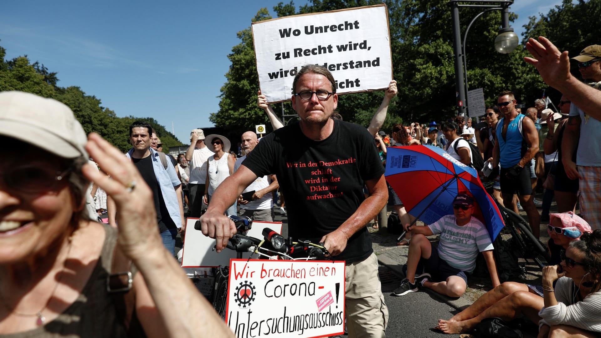 Kein Abstand, keine Masken: Die Auflagen der Sicherheitsbehörden interessiert kaum einen der Demonstranten.