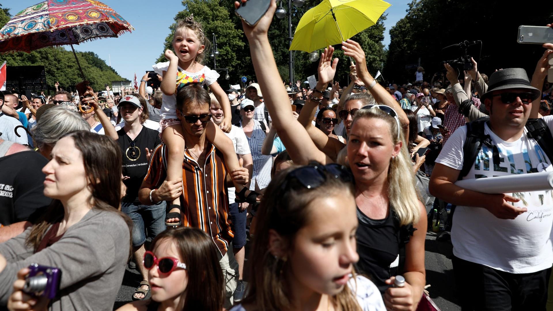 Abschlusskundgebung auf der Straße des 17. Juni: Dicht an dicht drängen sich die Teilnehmer auf dem Boulevard im Berliner Tiergarten.