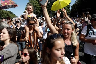 Abschlusskundgebung auf der Straße des 17. Juni: Dicht an dicht drängen sich die Teilnehmer auf dem Boulevard im Berliner Tiergarten.