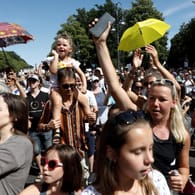 Abschlusskundgebung auf der Straße des 17. Juni: Dicht an dicht drängen sich die Teilnehmer auf dem Boulevard im Berliner Tiergarten.