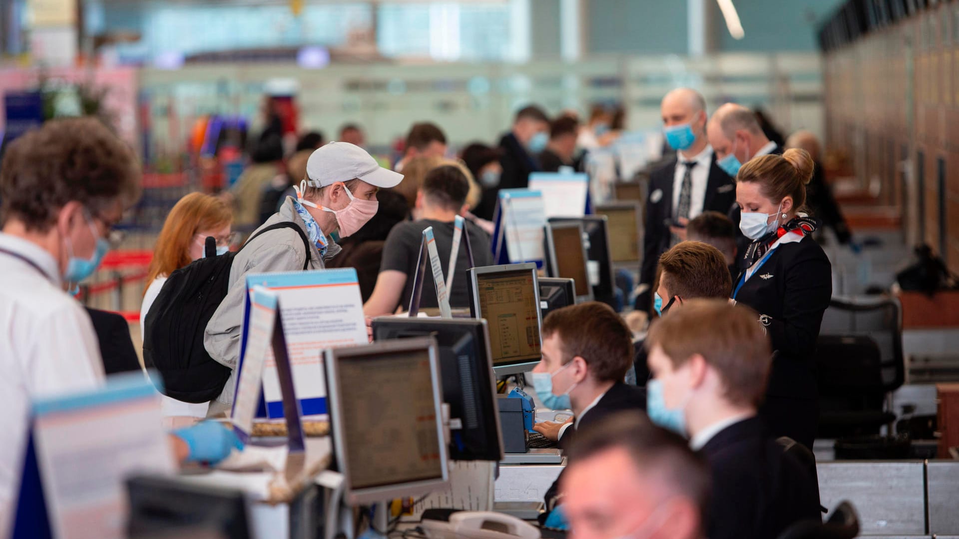 Corona-Virus in Russland: Ein Passagier mit Gesichtsmaske steht vor einem Abfertigungsschalter am Internationalen Flughafen Scheremetjewo Corona-Virus in Russland: Ein Passagier mit Gesichtsmaske steht vor einem Abfertigungsschalter am Internationalen Flughafen Scheremetjewo