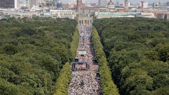 Demonstration gegen Corona-Maßnahmen in Berlin Demonstration gegen Corona-Maßnahmen in Berlin