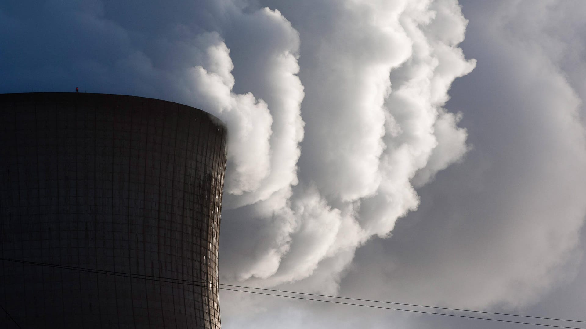 Als erster Staat im arabischen Raum haben die Vereinigten Arabischen Emirate (VAE) ein Atomkraftwerk in Betrieb genommen. Hier sehen Sie das Kernkraftwerk Doel in Belgien. Als erster Staat im arabischen Raum haben die Vereinigten Arabischen Emirate (VAE) ein Atomkraftwerk in Betrieb genommen. Hier sehen Sie das Kernkraftwerk Doel in Belgien.