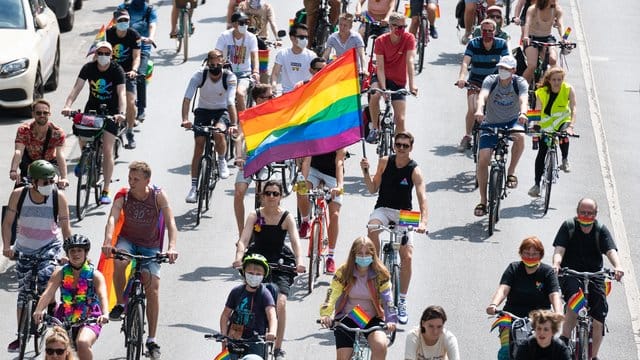 Wegen der Corona-Pandemie fand der CSD in Hamburg als Fahrraddemo statt. Wegen der Corona-Pandemie fand der CSD in Hamburg als Fahrraddemo statt.