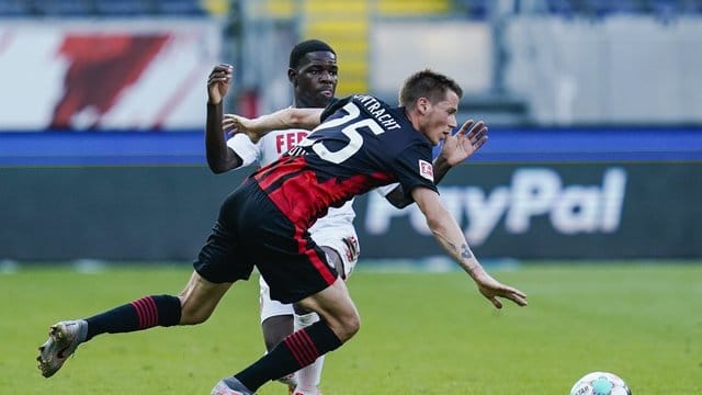 Der Frankfurter Erik Durm (v.