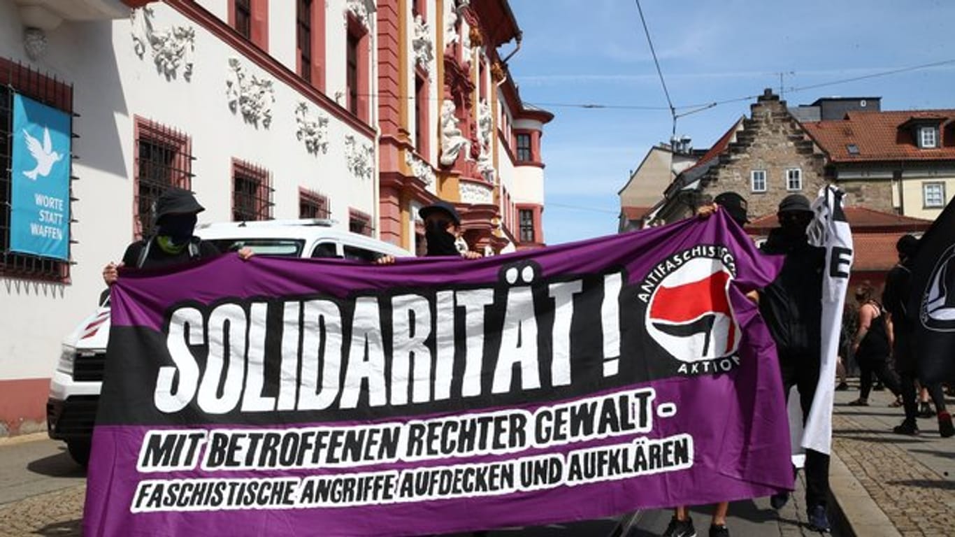 Nach einem rechtsextremistischen Angriff in Erfurt demonstrierten Hunderte gegen Übergriffe aus der rechten Szene.