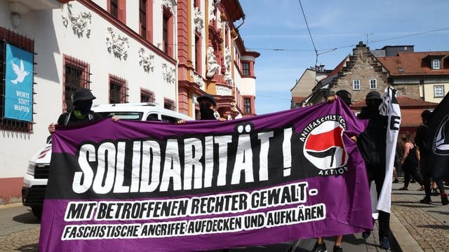 Nach einem rechtsextremistischen Angriff in Erfurt demonstrierten Hunderte gegen Übergriffe aus der rechten Szene. Nach einem rechtsextremistischen Angriff in Erfurt demonstrierten Hunderte gegen Übergriffe aus der rechten Szene.