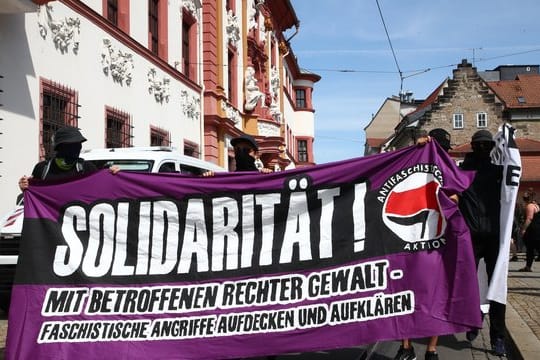 Nach einem rechtsextremistischen Angriff in Erfurt demonstrierten Hunderte gegen Übergriffe aus der rechten Szene.