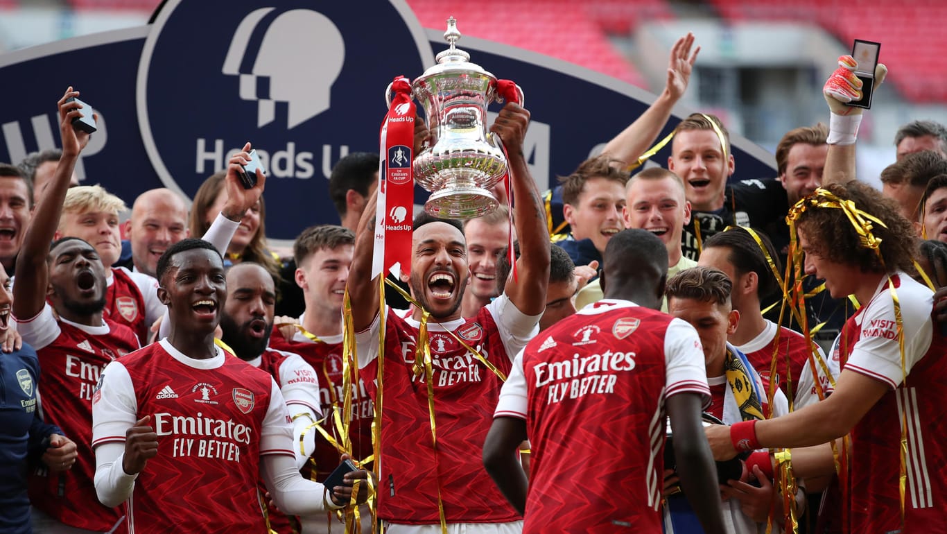 Pierre-Emerick Aubameyang: Der Arsenal-Profi jubelt mit seinen Mannschaftskameraden nach dem Gewinn des FA-Cups.