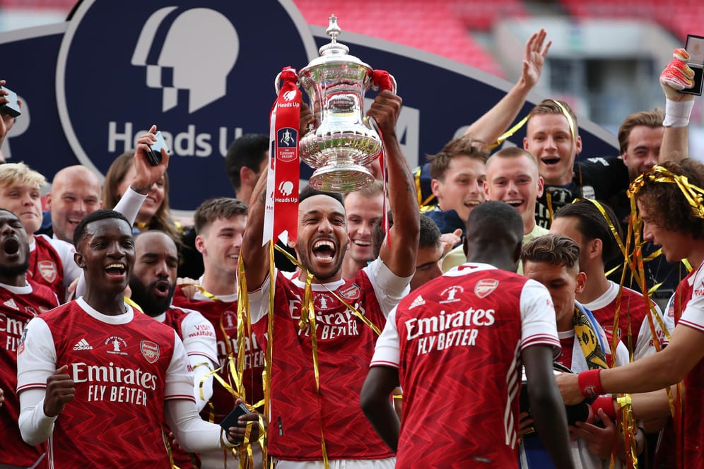 Pierre-Emerick Aubameyang: Der Arsenal-Profi jubelt mit seinen Mannschaftskameraden nach dem Gewinn des FA-Cups.