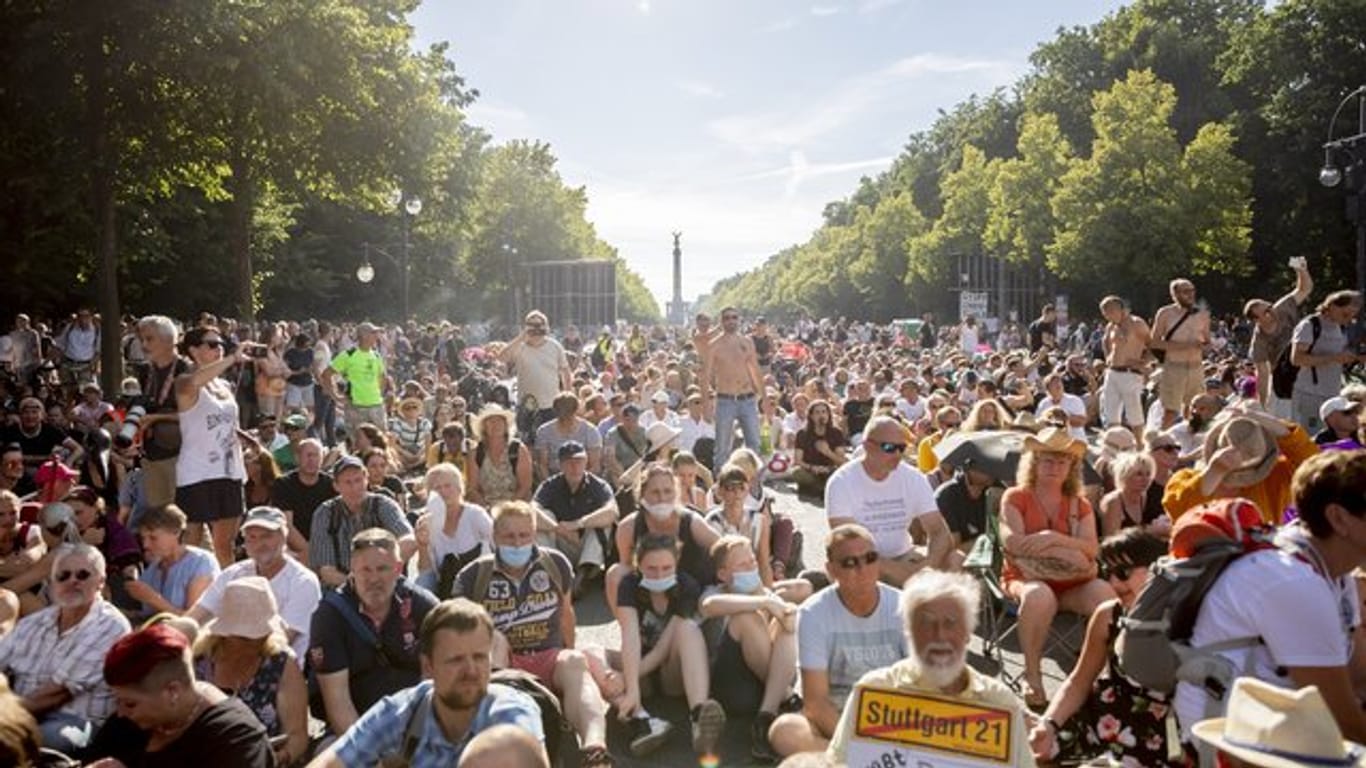Trotz steigender Infektionszahlen haben Tausende Menschen in Berlin protestiert.