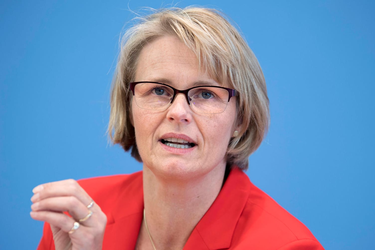 Anja Karliczek: Die Bundesbildungsministerin spricht sich dafür aus, dass Schüler Masken tragen sollen.