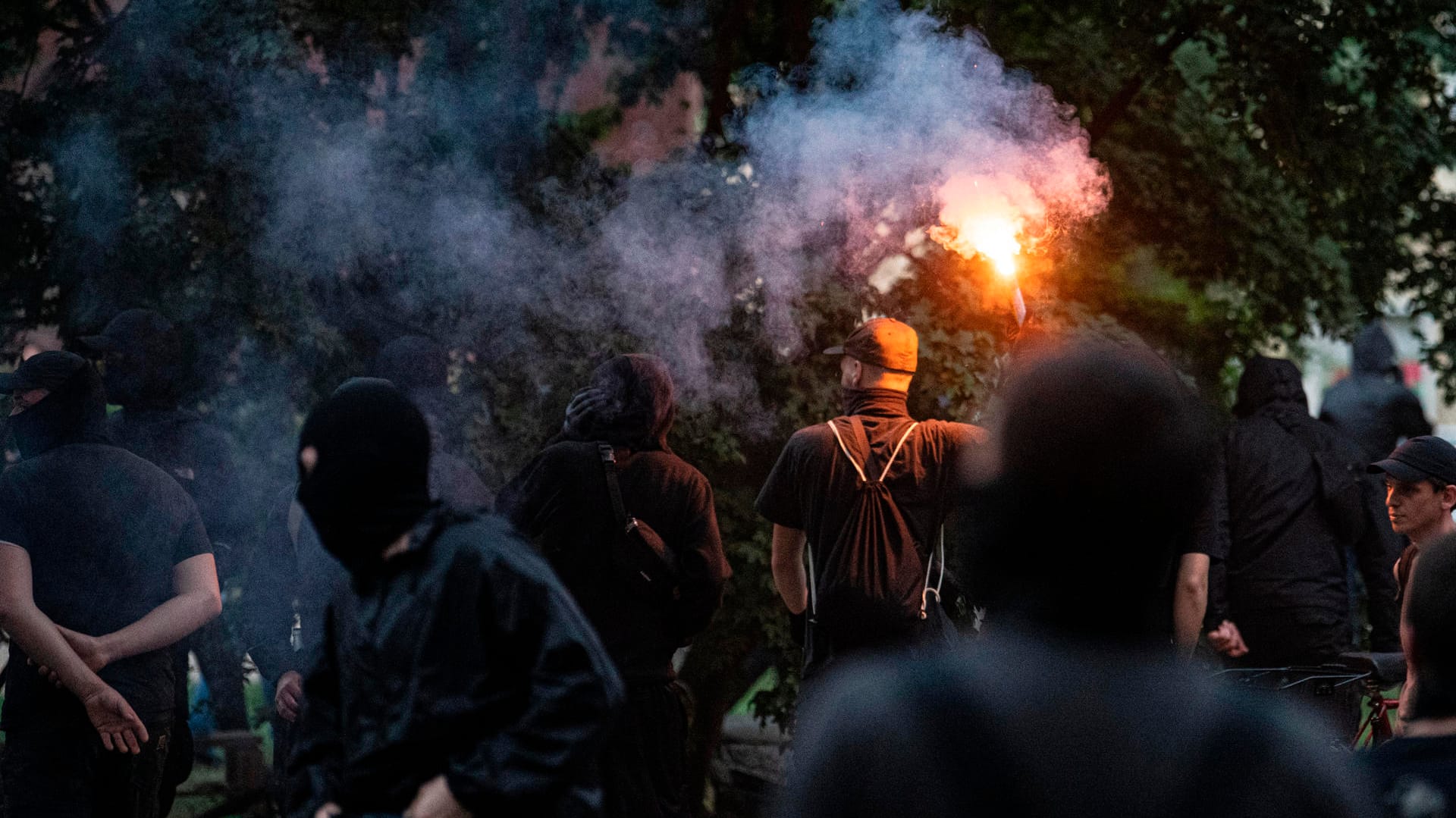 Vermummte in Neukölln: Auf einer Demo in Berlin-Neukölln kam es zu Ausschreitungen.