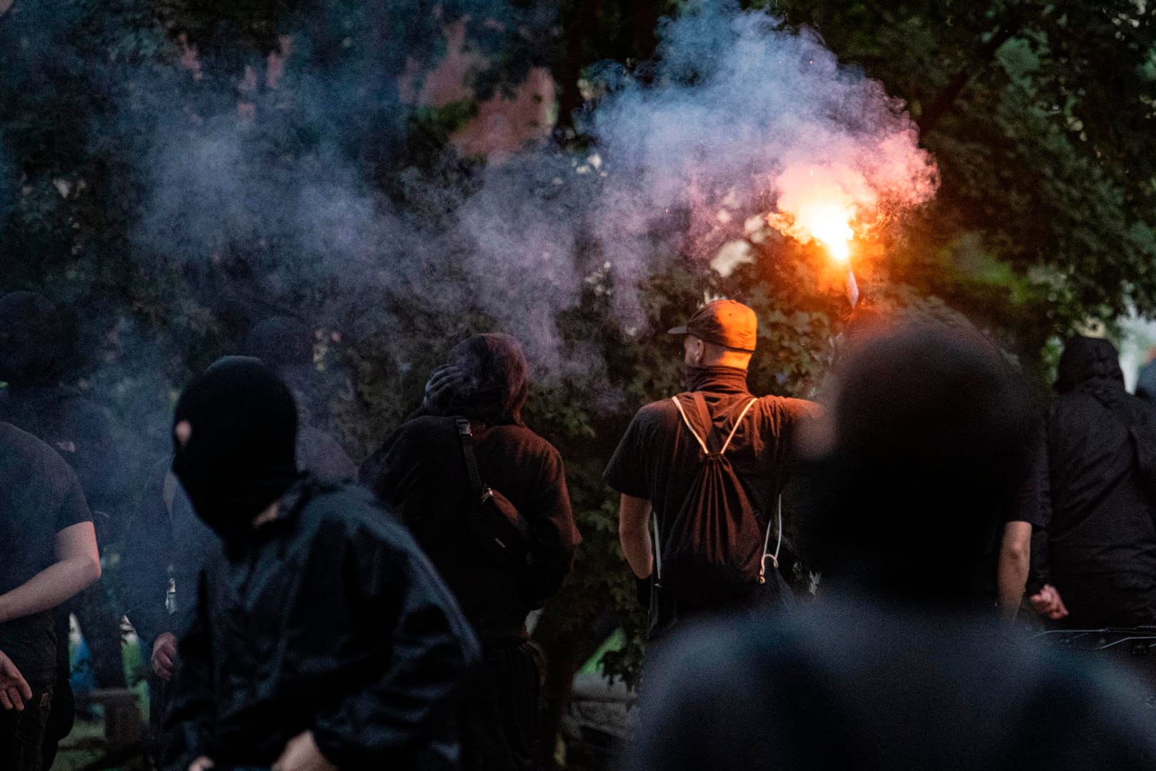 Vermummte in Neukölln: Auf einer Demo in Berlin-Neukölln kam es zu Ausschreitungen.