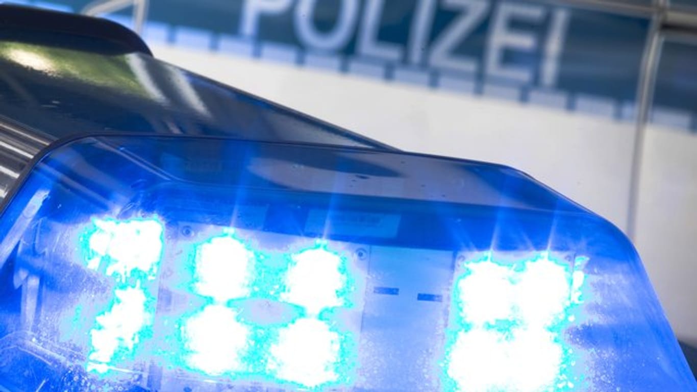 Blaulicht auf dem Dach eines Polizeiwagens: In Bayern wurde eine Frau erstochen.