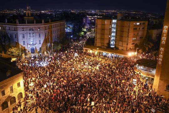 Tausende Demonstranten nehmen an einem Protest gegen den israelischen Ministerpräsidenten Netanjahu nahe seiner Residenz in Jerusalem teil.