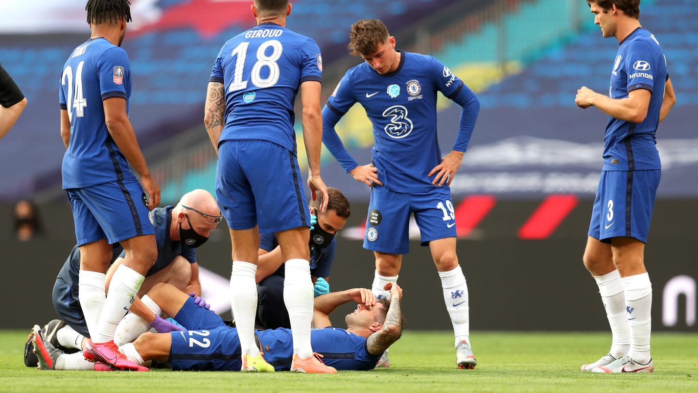Chelsea-Spieler bangen um den am Boden liegenden Christian Pulisic: Der Ex-BVB-Star wird den "Blues" in der Champions League fehlen.