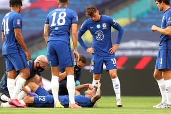 Chelsea-Spieler bangen um den am Boden liegenden Christian Pulisic: Der Ex-BVB-Star wird den "Blues" in der Champions League fehlen.