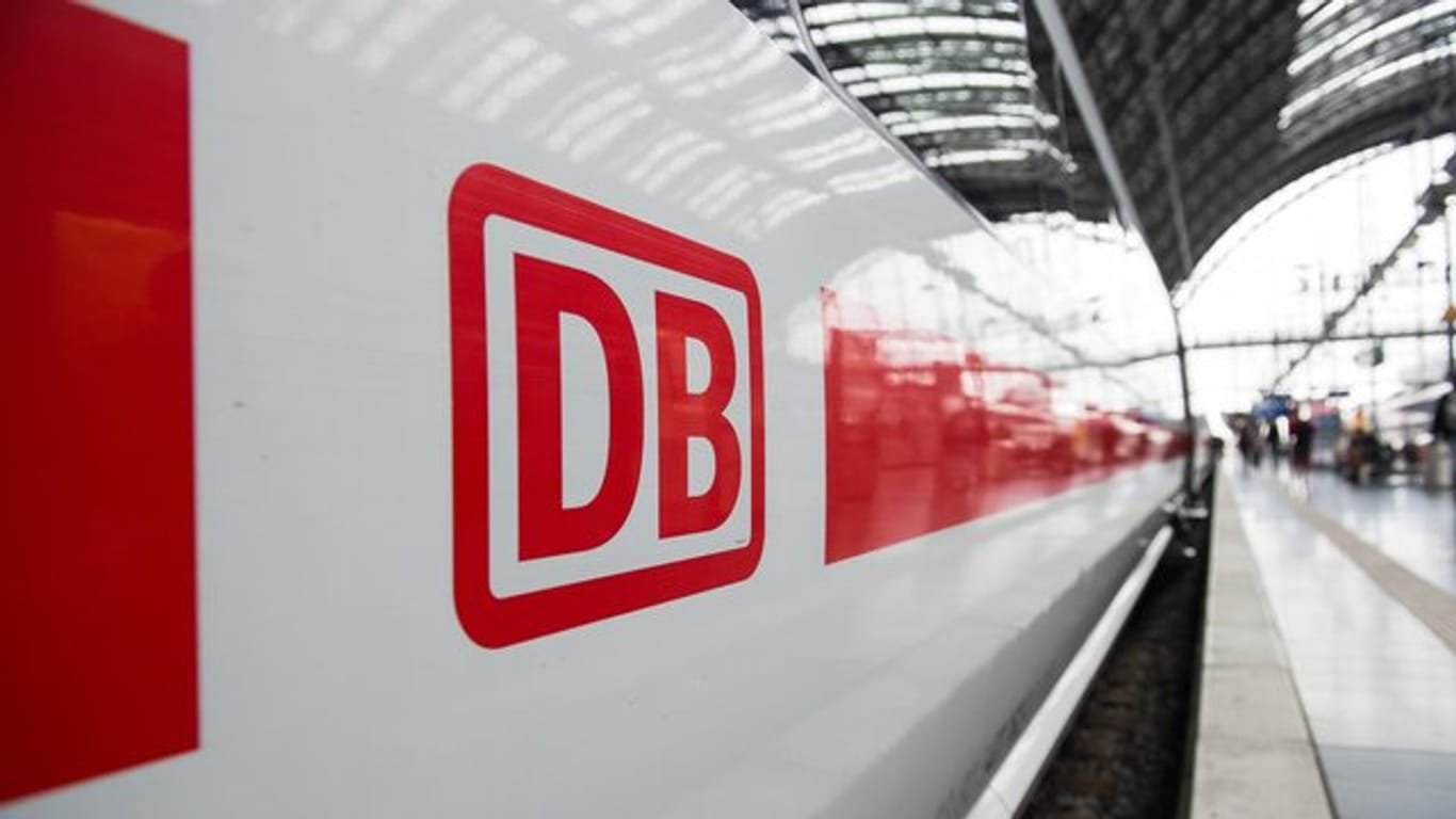 Das Logo der Deutschen Bahn ist auf einem ICE zu sehen (Symbolbild): Wegen entgleister Güterwaggons kam es zwischen Hamburg und Pinneberg zu Beeinträchtigungen im Bahnverkehr.