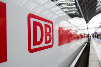 Das Logo der Deutschen Bahn ist auf einem ICE zu sehen (Symbolbild): Wegen entgleister Güterwaggons kam es zwischen Hamburg und Pinneberg zu Beeinträchtigungen im Bahnverkehr.