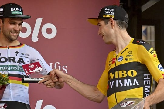 Re-Start bei Strade Bianche geglückt: Maximilian Schachmann (l) und Sieger Wout Van Aert.