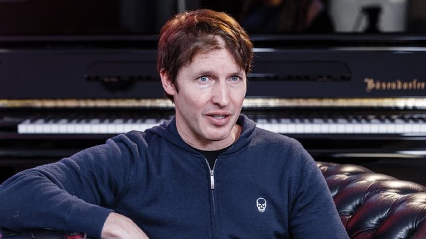 Der britische Singer-Songwriter James Blunt fordert ein Ende des Rassismus.