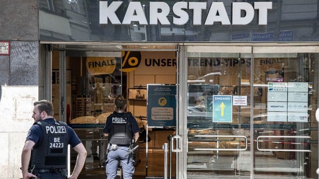 Am Hermannplatz in Berlin-Neukölln war die Polizei wegen eines Raubüberfalls im Einsatz. Am Hermannplatz in Berlin-Neukölln war die Polizei wegen eines Raubüberfalls im Einsatz.