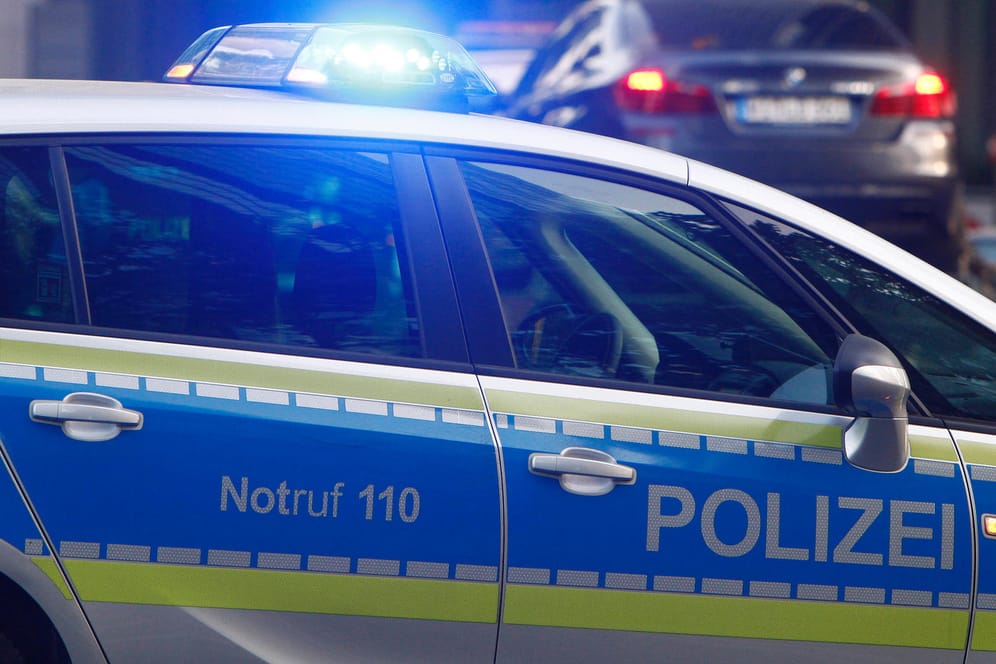 Polizei im Einsatz (Symbolfoto): Bei einer Hochzeitsfeier in Oppenheim ist es zu einer Schlägerei gekommen.