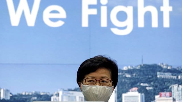 Carrie Lam, Regierungschefin von Hongkong, hatte die Verlegung der Wahlen mit dem Risiko durch das Coronavirus begründet. Carrie Lam, Regierungschefin von Hongkong, hatte die Verlegung der Wahlen mit dem Risiko durch das Coronavirus begründet.
