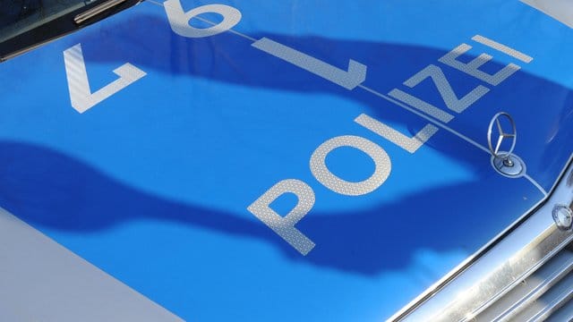 Der Schatten eines Polizisten fällt auf ein Polizeiauto (Symbolbild): Nach einem tödlichen Messerangriff auf einen 52-Jährigen wurde ein Tatverdächtiger festgenommen. Der Schatten eines Polizisten fällt auf ein Polizeiauto (Symbolbild): Nach einem tödlichen Messerangriff auf einen 52-Jährigen wurde ein Tatverdächtiger festgenommen.