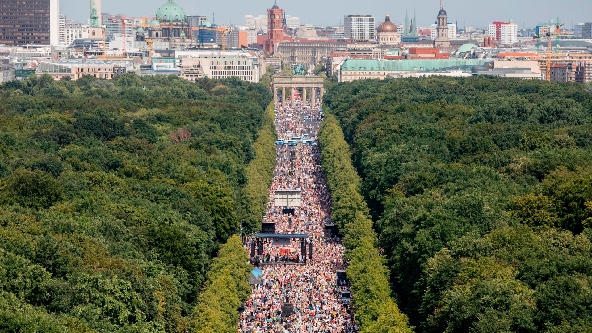 Kein Abstand, kein Mund-Nase-Schutz: Tausende Menschen bei der Kundgebung gegen die Corona-Beschränkungen auf der Straße des 17. Juni in Berlin.