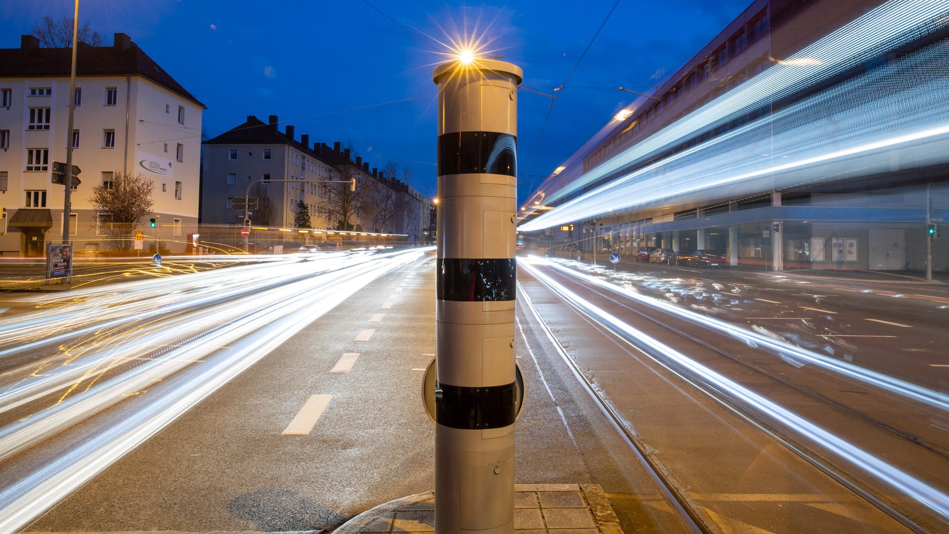 Eine Blitzsäule an einer Ampelkreuzung: Wie geht es mit dem Bußgeldkatalog weiter?