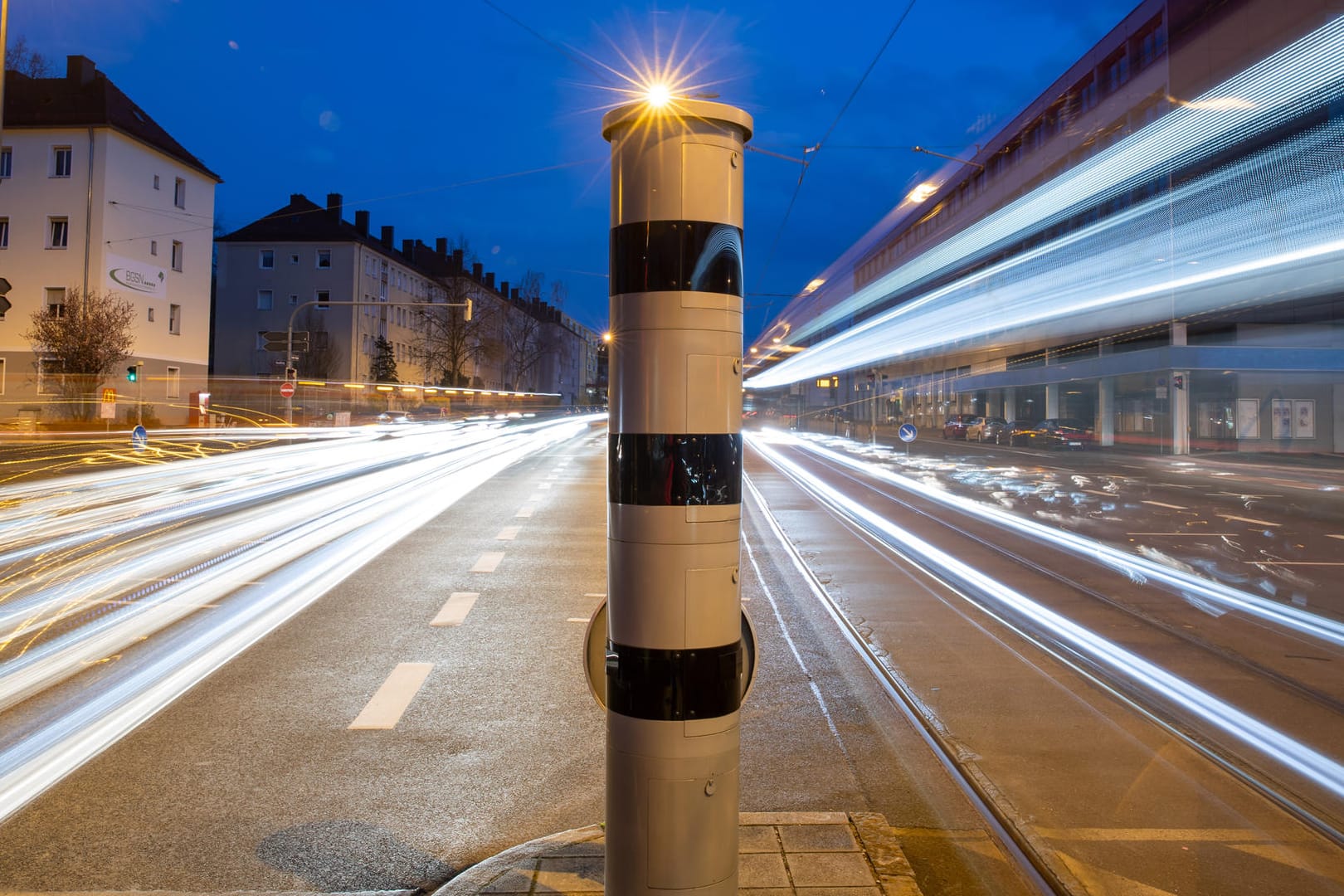 Eine Blitzsäule an einer Ampelkreuzung: Wie geht es mit dem Bußgeldkatalog weiter?