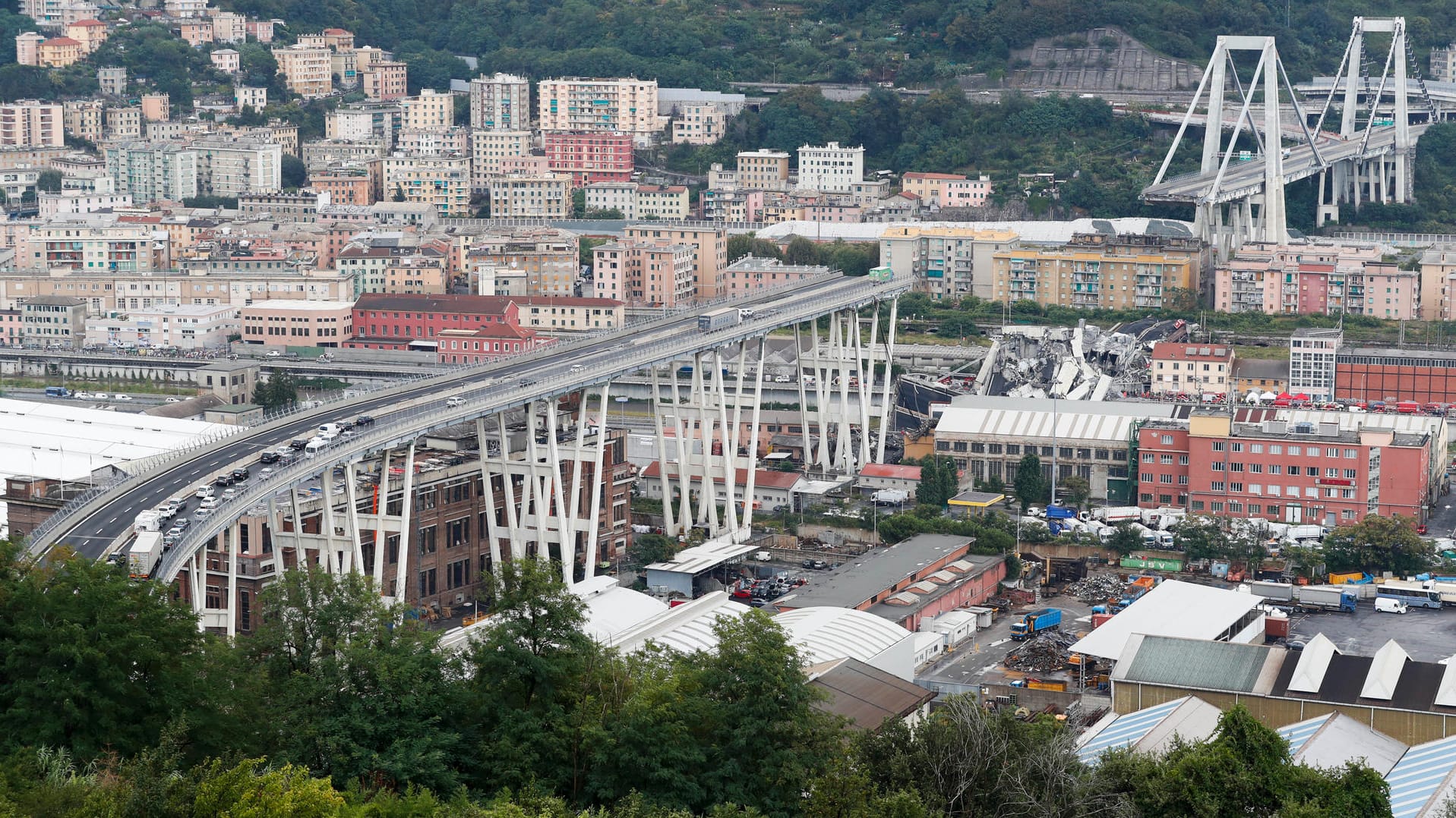 August 2018: Autos stehen auf der teilweise eingestürzten Autobahnbrücke "Ponte Morandi". 43 Menschen waren in die Tiefe gestürzt und hatten ihr Leben verloren.