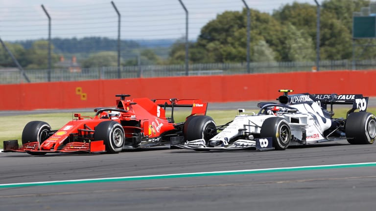 Nur Durchschnitt in Silverstone: Ferrari-Pilot Sebastian Vettel (l., hier im Zweikampf mit Pierre Gasly vom Team AlphaTauri) wurde beim Großen Preis von Großbritannien nur Zehnter.