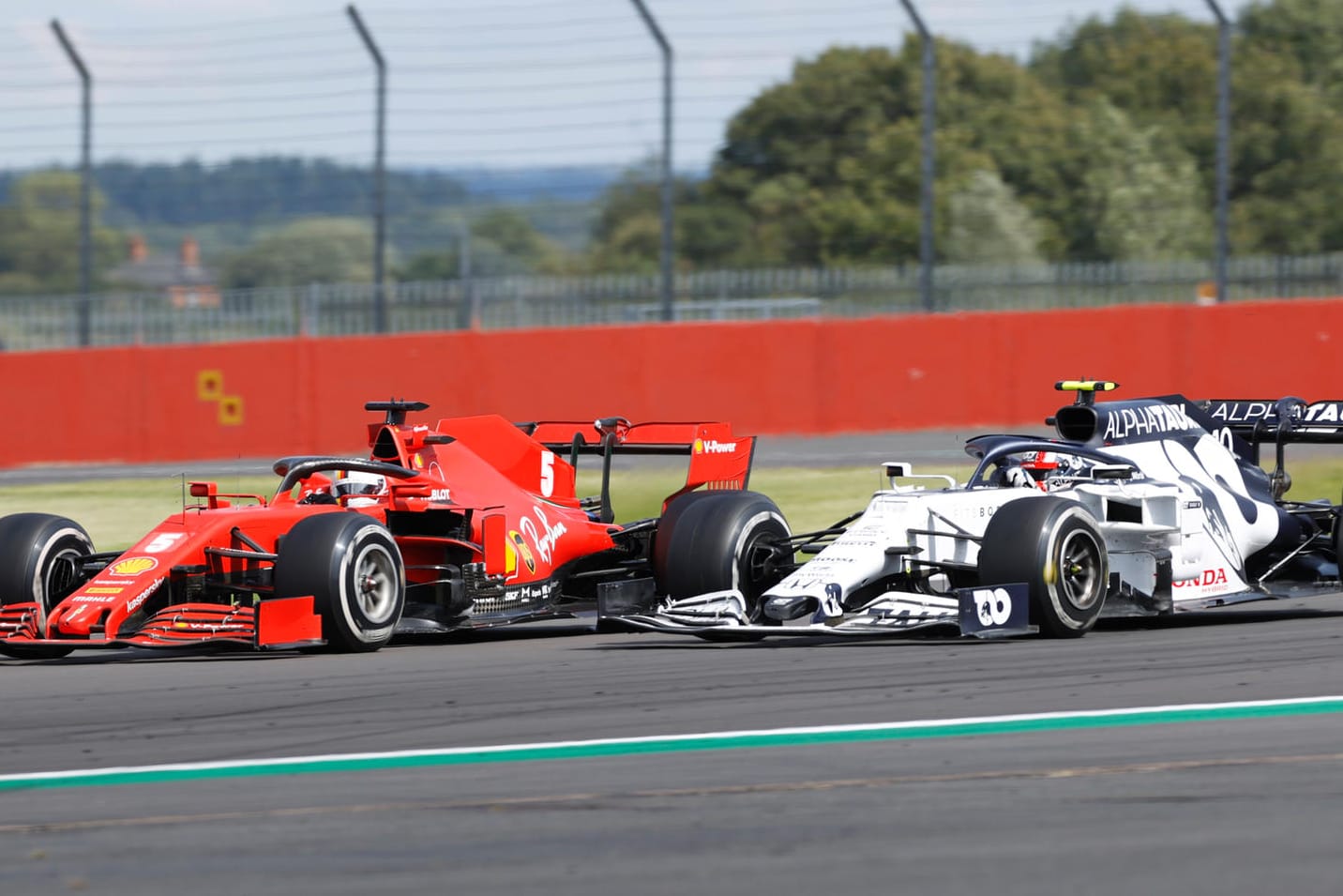 Nur Durchschnitt in Silverstone: Ferrari-Pilot Sebastian Vettel (l., hier im Zweikampf mit Pierre Gasly vom Team AlphaTauri) wurde beim Großen Preis von Großbritannien nur Zehnter.