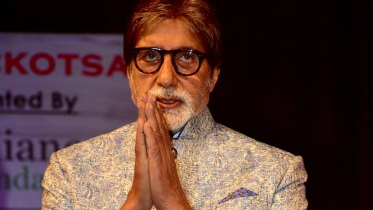 Bollywood-Schauspieler Amitabh Bachchan ist nach 23 Tagen im Krankenhaus wegen seiner Coronavirus-Infektion nun wieder zu Hause.