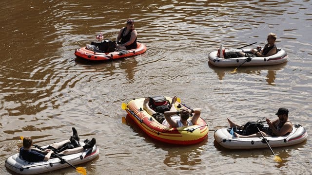 In Schlauchbooten über den Fluss Vantaanjoki - mit Bier.